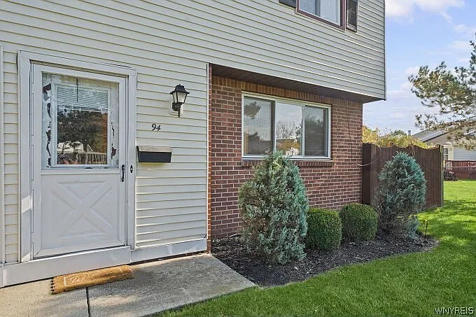 3 bed, 1.5 bath, 1106 sqft, $1,995 — Photo 2