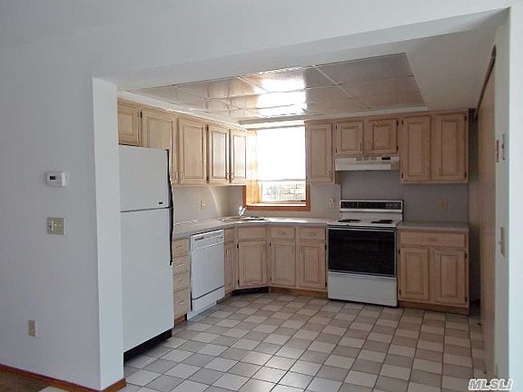 4th image of 906 Old Medford Ave