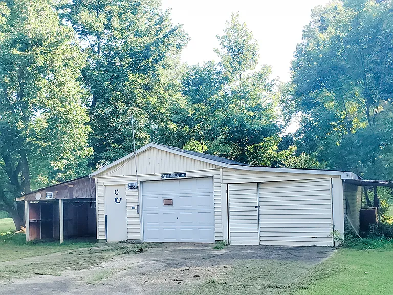 90 Central Ave — Photo 2