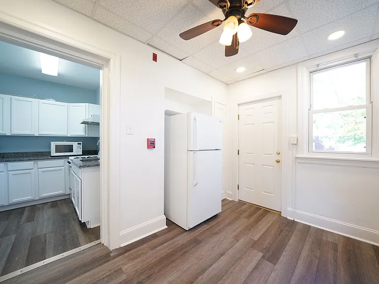 402 N Church St — Photo 6