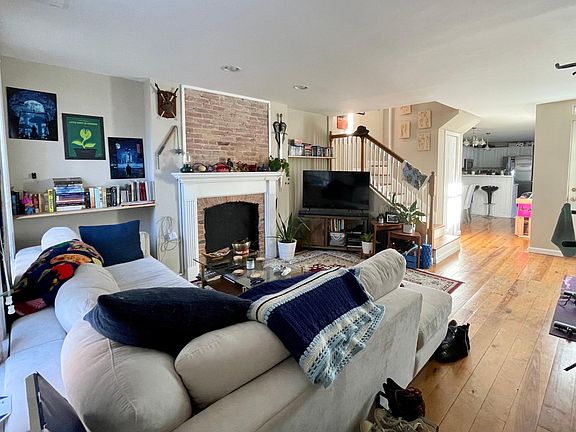 1st floor living room 2/2