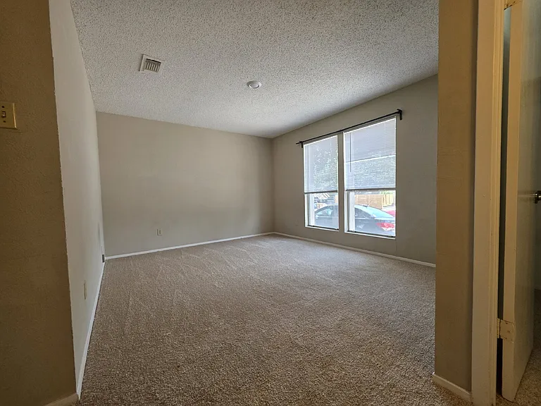 11900 Alpheus Ave #B — Photo 9