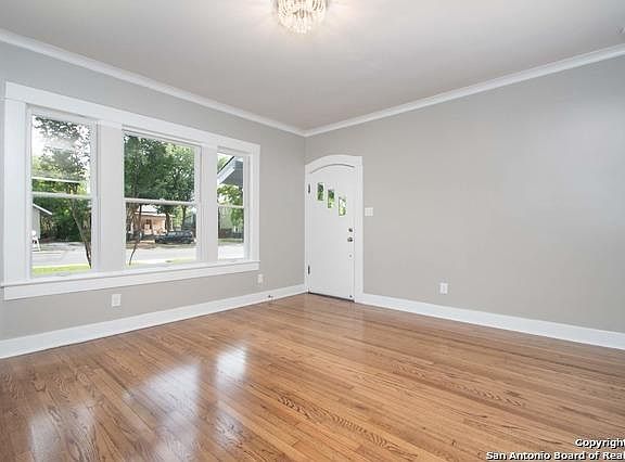 3rd image of 1814 W Woodlawn Ave