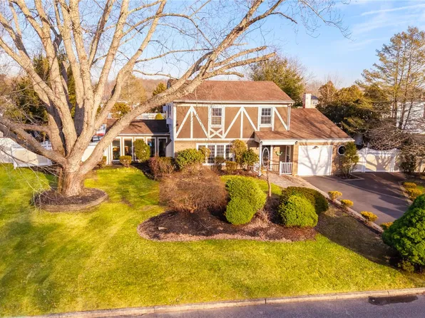 36 Orleans Green, Coram, NY 11727