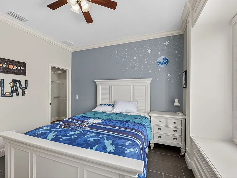 207 Kindred Blvd — Photo 5
