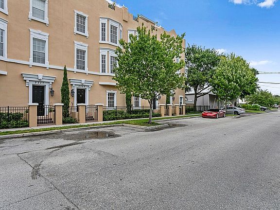 4th image of 2325 W De Leon St