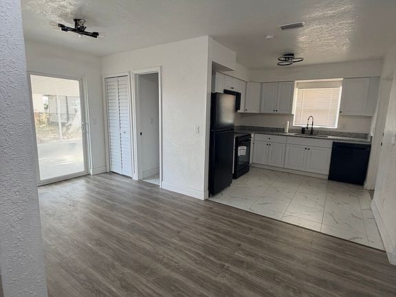 3rd image of 590 Avenue H SE