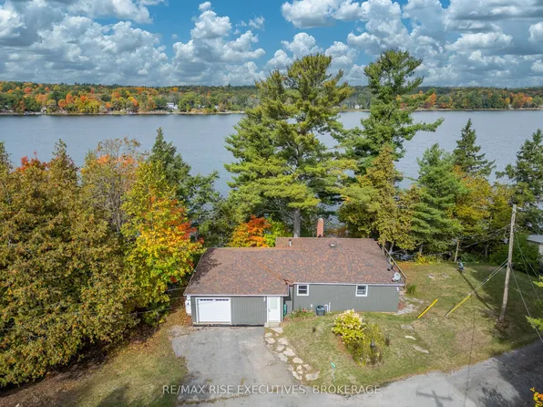 1017 Woods Ln, South Frontenac, ON K0H 2W0