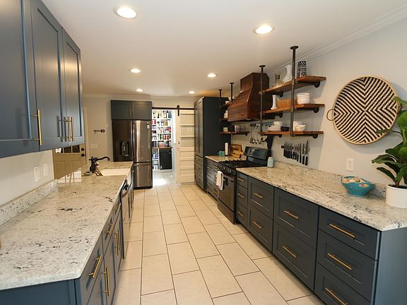 3rd image of 102 Woodhill Ln