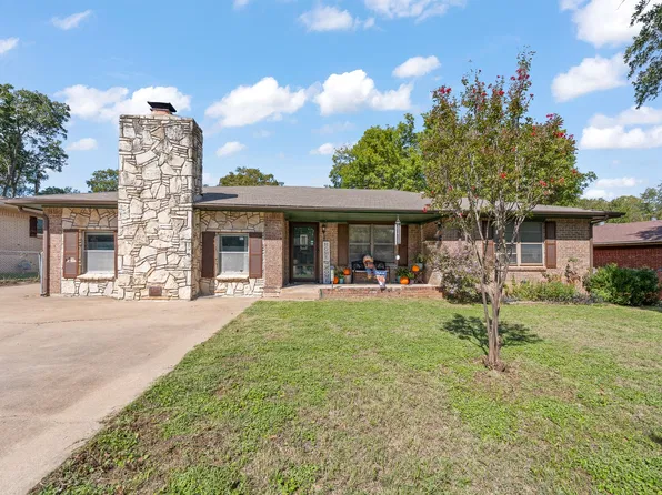 1212 Briarwood Dr, Cleburne, TX 76033