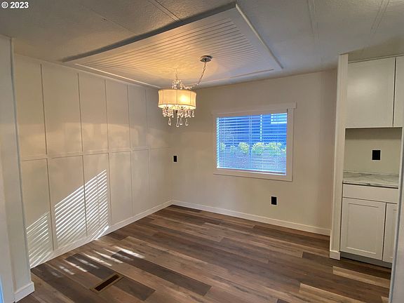 Dining Room>