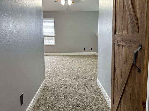 3rd image of 1906 Thompson Dr