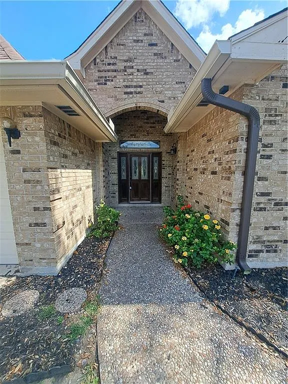 3 bed, 2.0 bath, 1842 sqft, $1,850 — Photo 2