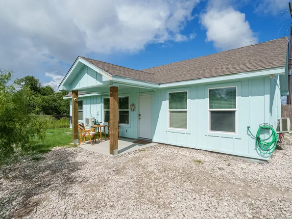 60 W St Charles Loop, Rockport, TX 78382