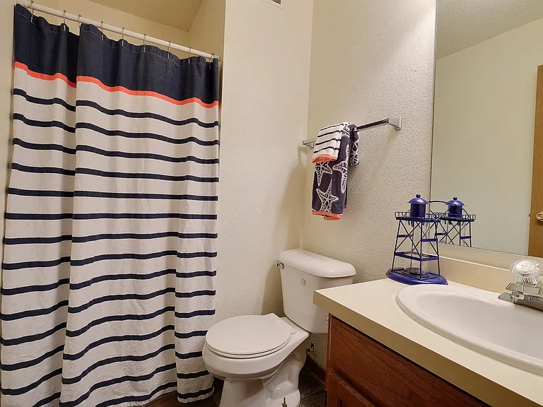 Fargo, ND Kennedy Apartments | Bathroom