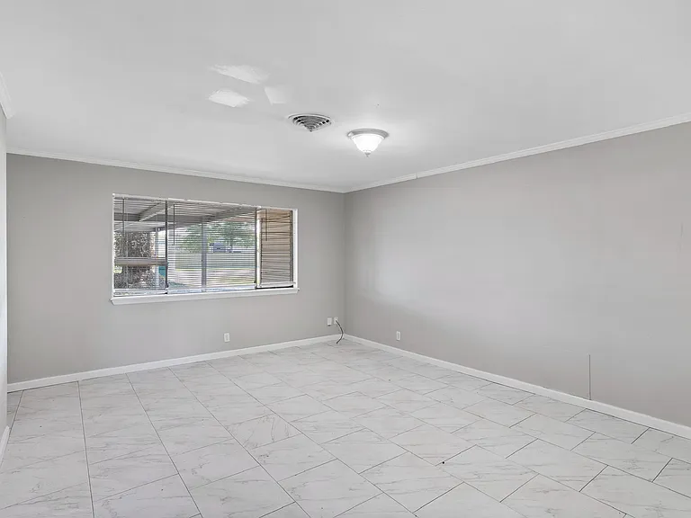 1918 Orchid St — Photo 14
