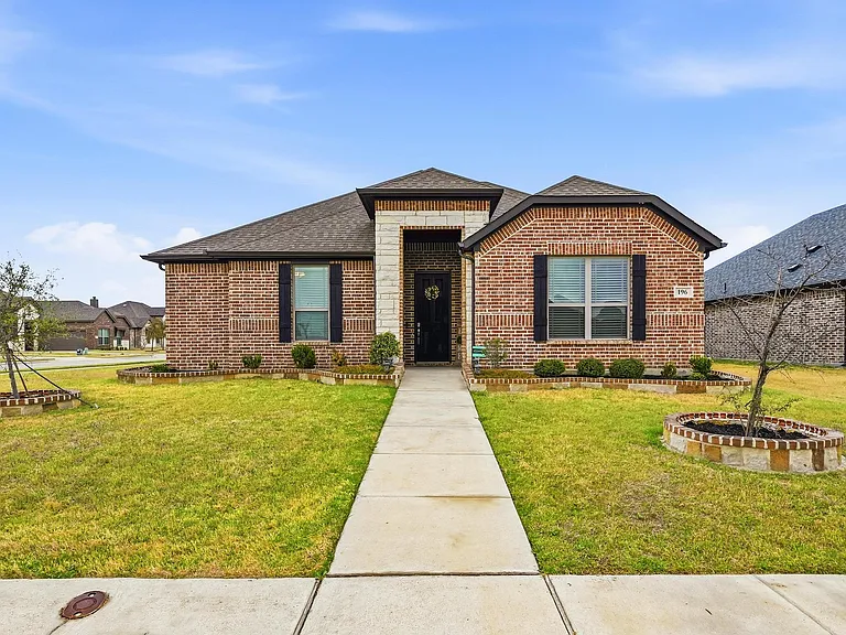 196 Lady Bird Dr — Photo 2