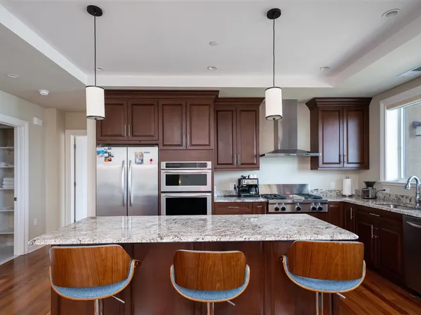 250 Henley Place image 3 of 6