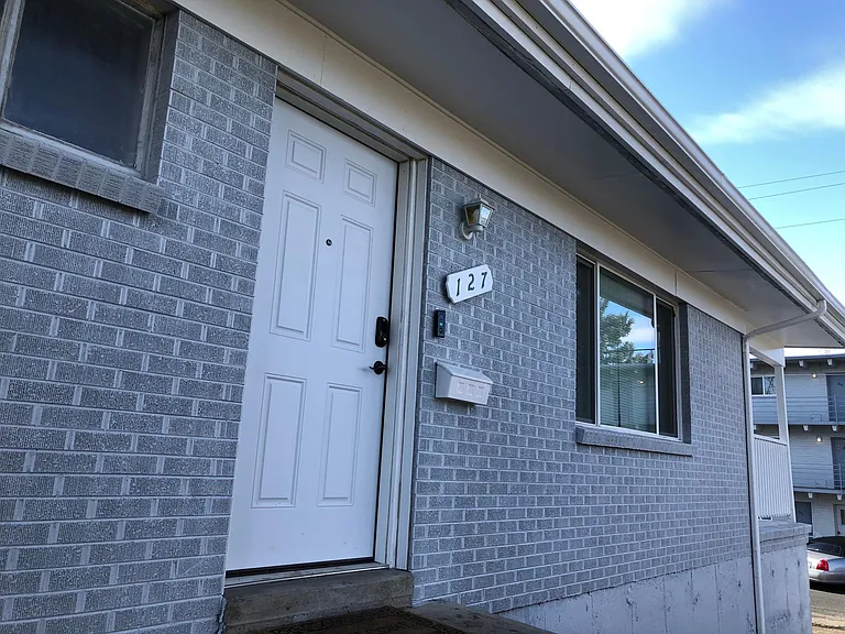 127 Laurel St — Photo 3