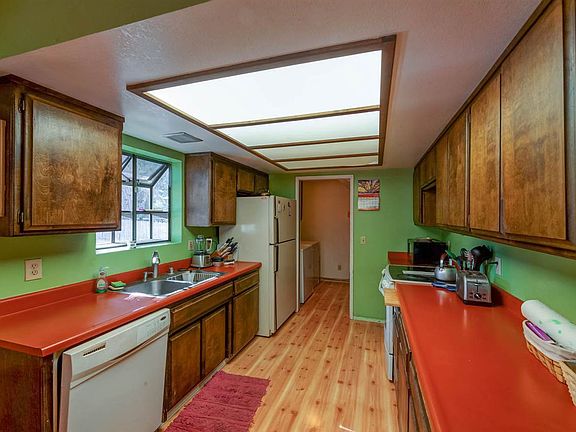4th image of 3225 Hill Crest Dr