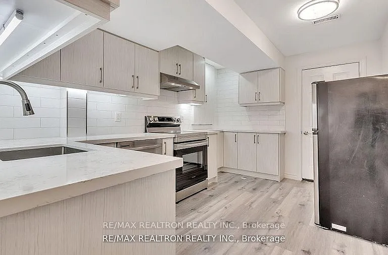 4 Oceanpearl Cres — Photo 16
