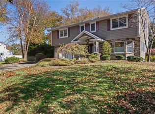 17 Glenmere Ln, Commack, NY 11725