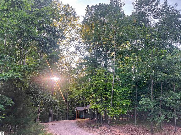 3rd image of 424 Lauri Wil Ln