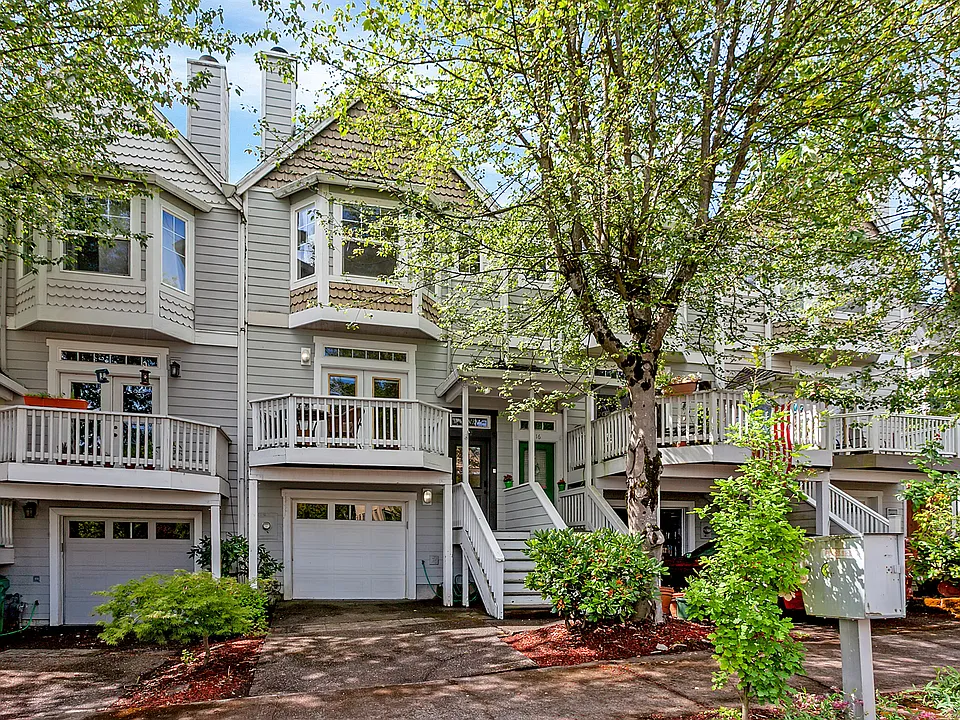 12 SW Gibbs St