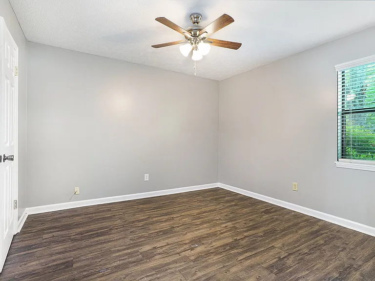 104 Oak Park Ct — Photo 14