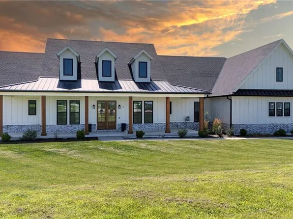 2 SE Woodview Dr, Saint Joseph, MO 64507