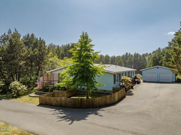 950 SW Edgewater Dr, Waldport, OR 97394
