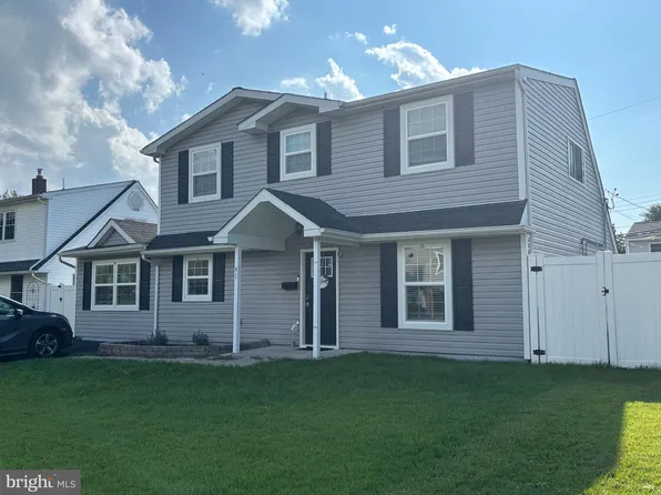 41 Neptune Ln, Levittown, PA 19054