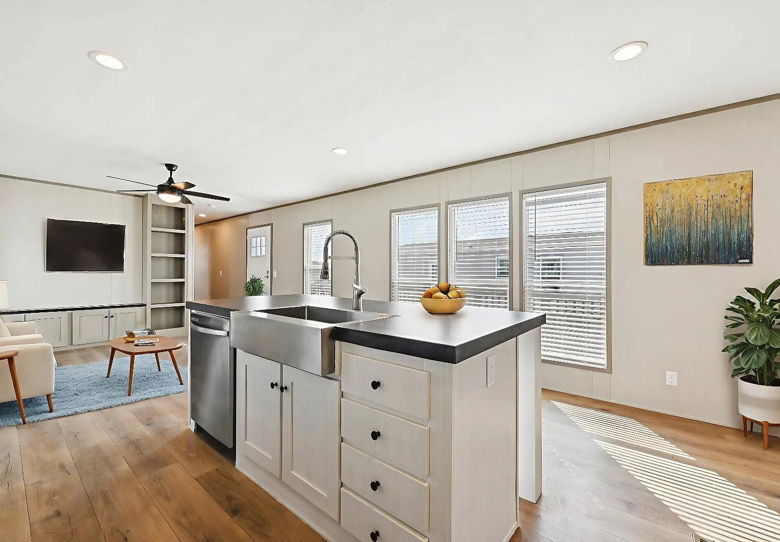 3 bed, 2.0 bath, 1216 sqft, $1,945 — Photo 3