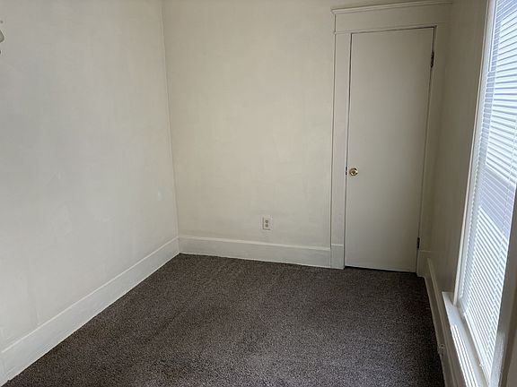 5th image of 806 Hess Ave #1