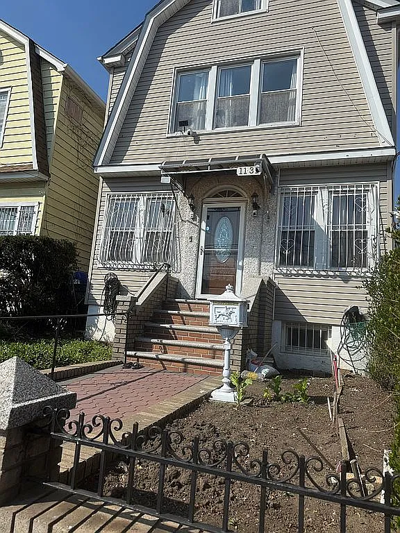 1131 White Plains Rd photo 1