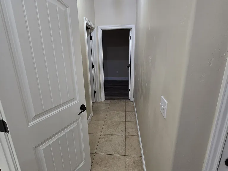 358 E Wayne Ct — Photo 2
