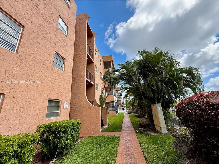 3048 E Sunrise Lakes Dr #217 — Photo 31