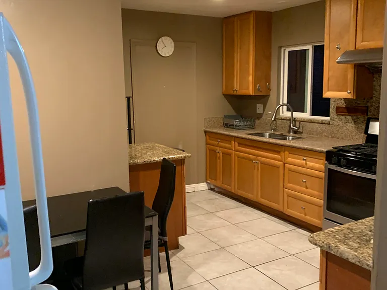 127 N Orange Ave — Photo 3