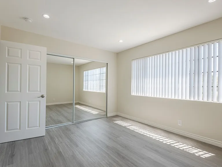 11701 Oxnard St — Photo 15