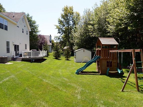 3rd image of 4 Beechwood Ln