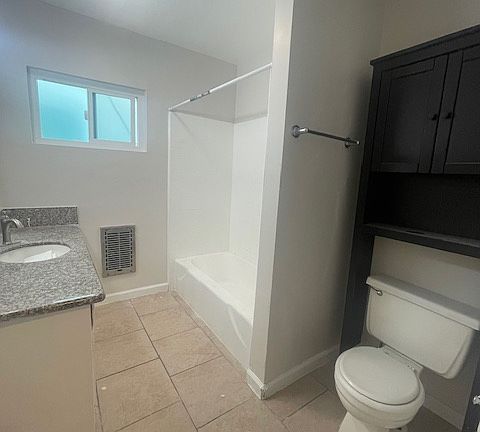 5th image of 1129 E Ocean Blvd APT 5