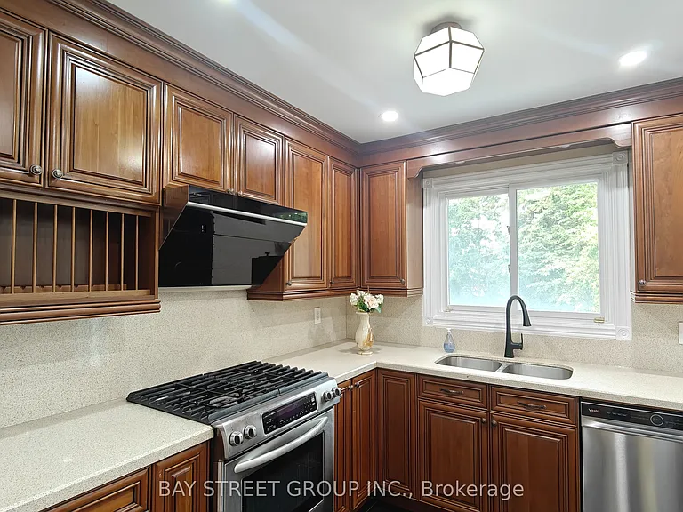 9 Mosedale Cres #UPPER — Photo 4