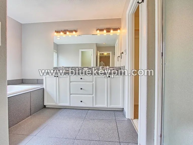 985 SE Tamango St — Photo 11