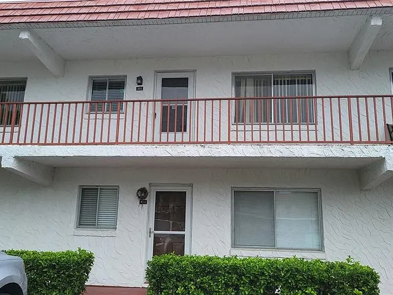400 El Camino Dr #203 — Photo 4