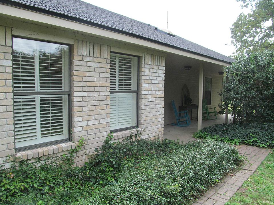 Front view of the house 