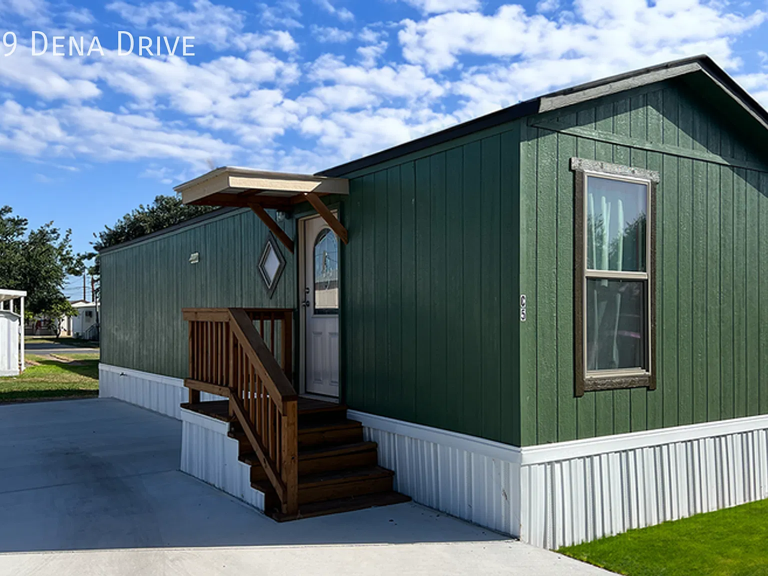 1 bedroom 1 bathroom available now! Pictures coming soon! — Photo 2