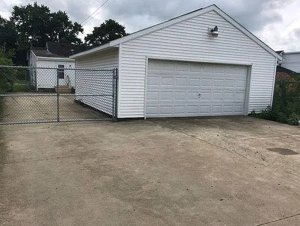 606 Wood St photo 1