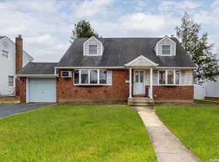 9 Ontario Ave, Plainview, NY 11803