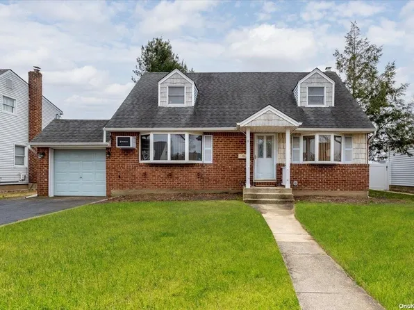 9 Ontario Avenue, Plainview, NY 11803