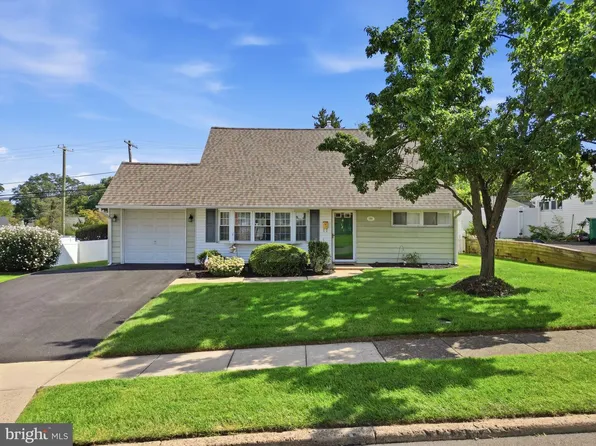 181 Lower Orchard Dr, Levittown, PA 19056